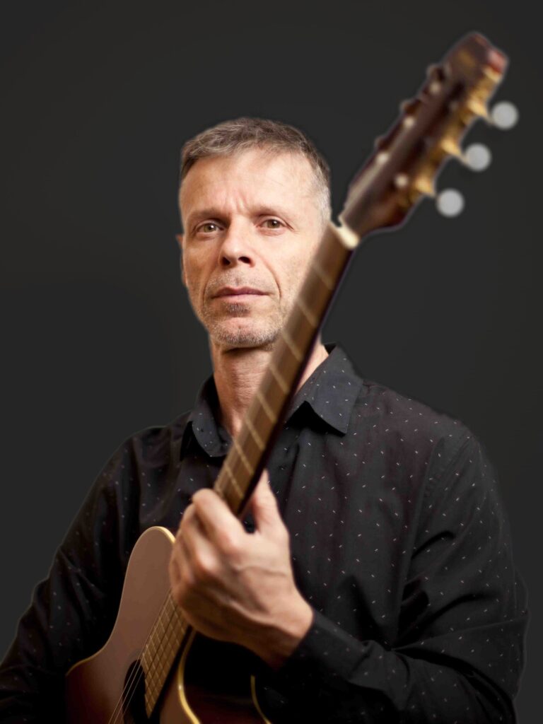 Flamenco-Musiker Erik Nova mit seiner Gitarre