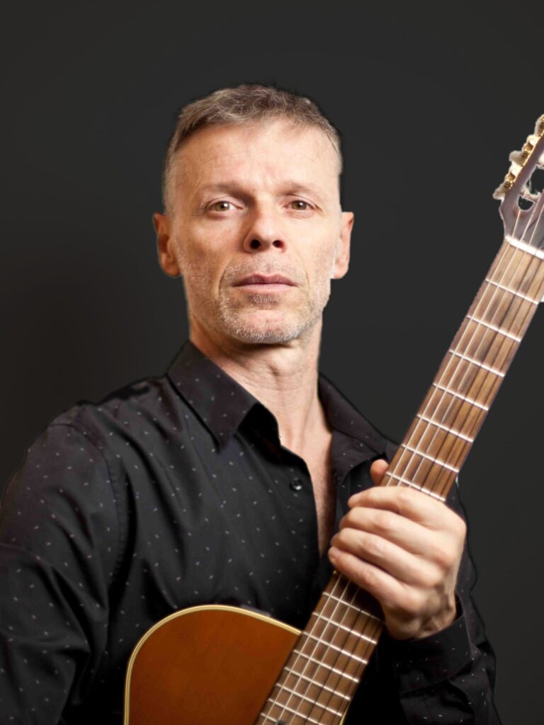 Erik Nova, guitariste de flamenco, avec sa guitare