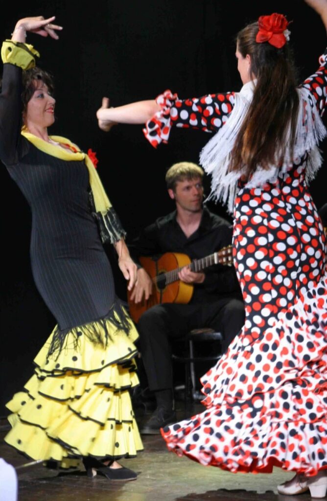 Erik Nova à la guitare flamenca sur scène, devant lui les danseuses de flamenco Nadira et La Catarina, Sarrebruck 2008
